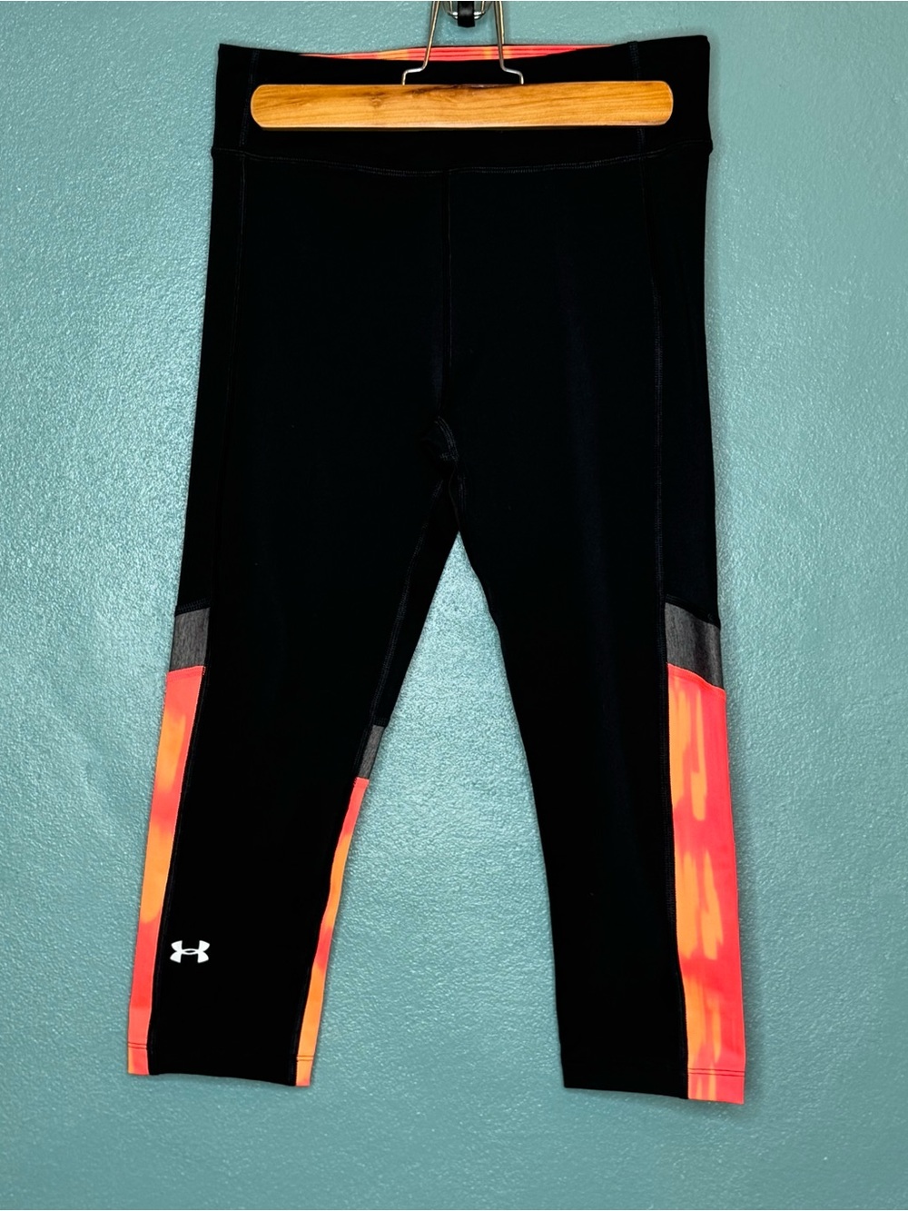 Under Armour Women’s Black Capri Leggings with Neon Coral Side Panels size Sm